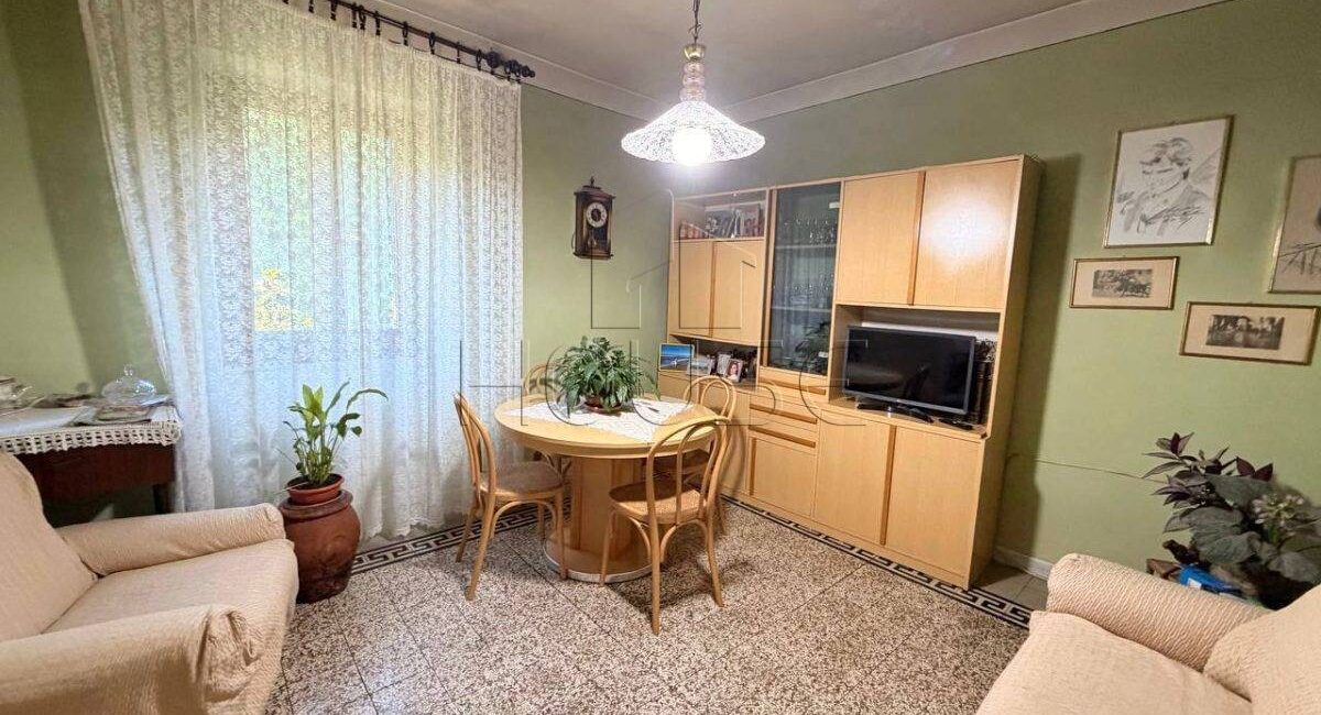 Palazzina alle porte del centro storico con giardino