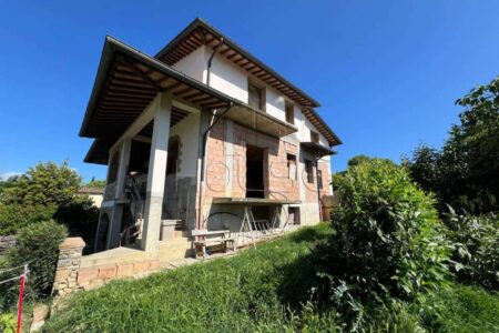 Casa singola al grezzo avanzato con giardino
