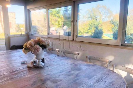 Porzione di casolare con giardino e piscina