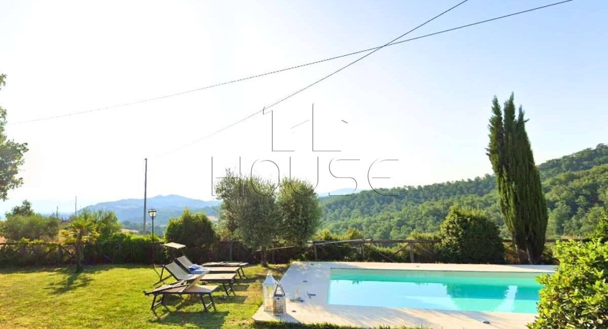 Porzione di casolare con giardino e piscina