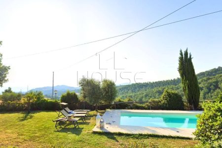 Porzione di casolare con giardino e piscina