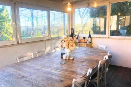 Porzione di casolare con giardino e piscina