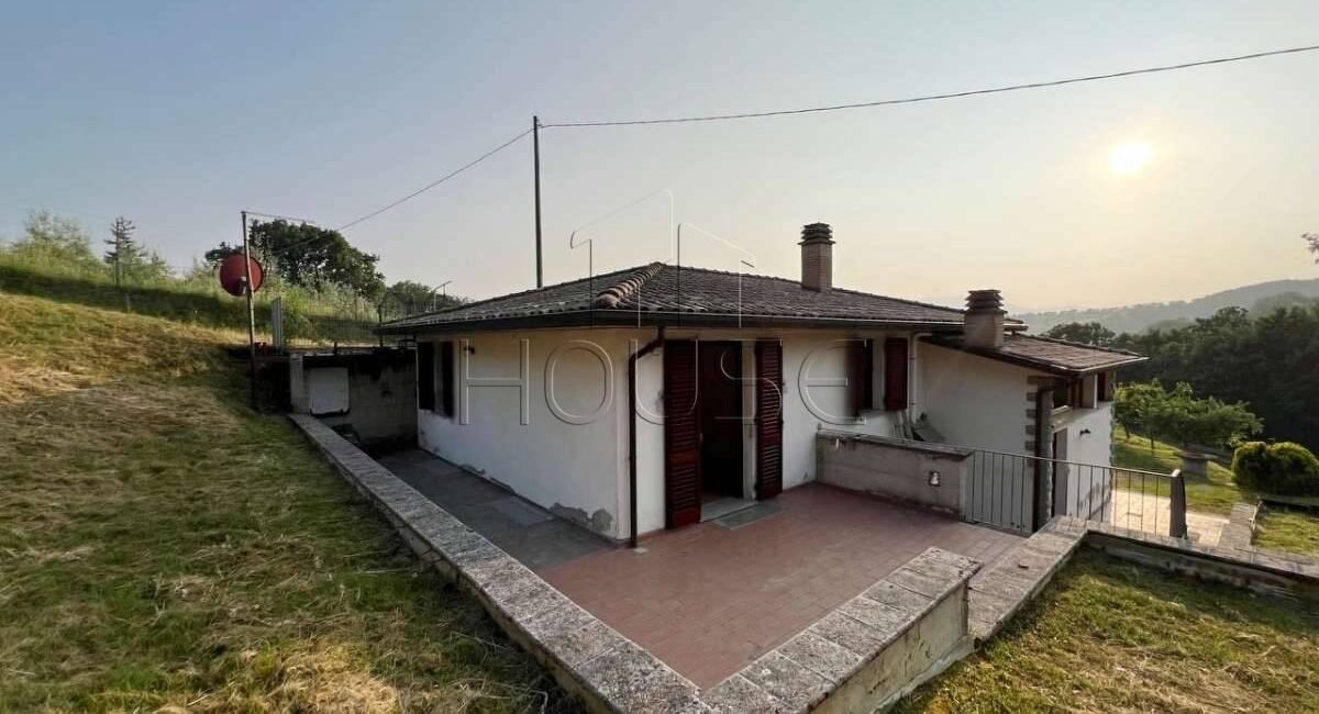 Casa singola panoramica con giardino e garage doppio