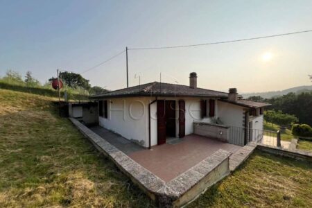 Casa singola panoramica con giardino e garage doppio