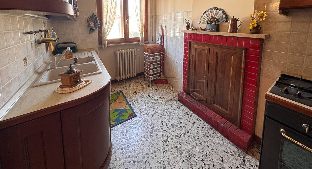 Casa singola con due unità e giardino