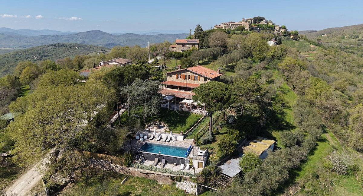 Casale ristrutturato con piscina, uliveto e vista panoramica