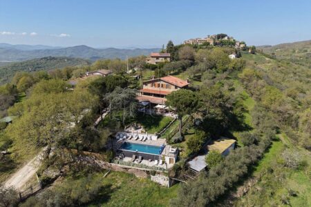 Casale ristrutturato con piscina, uliveto e vista panoramica