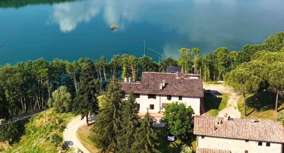 Villa sul lago con ampio terreno