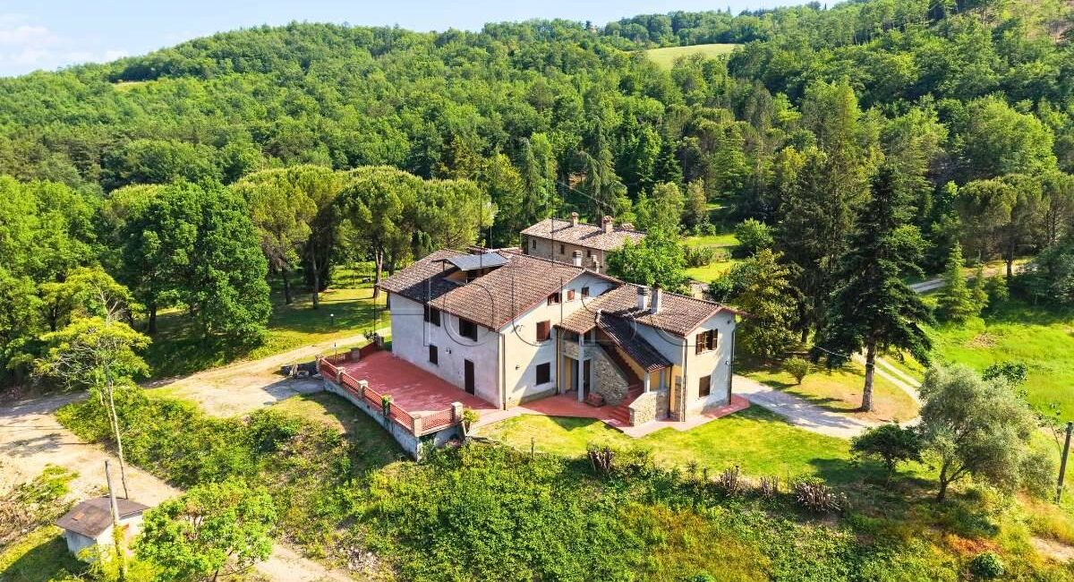 Villa sul lago con ampio terreno