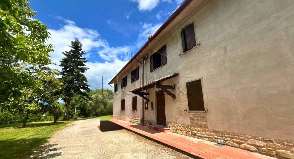 Suggestiva villa sul lago con ampio terreno