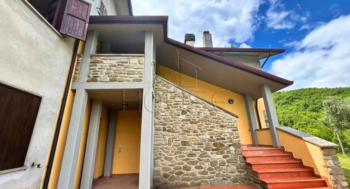 Suggestiva villa sul lago con ampio terreno