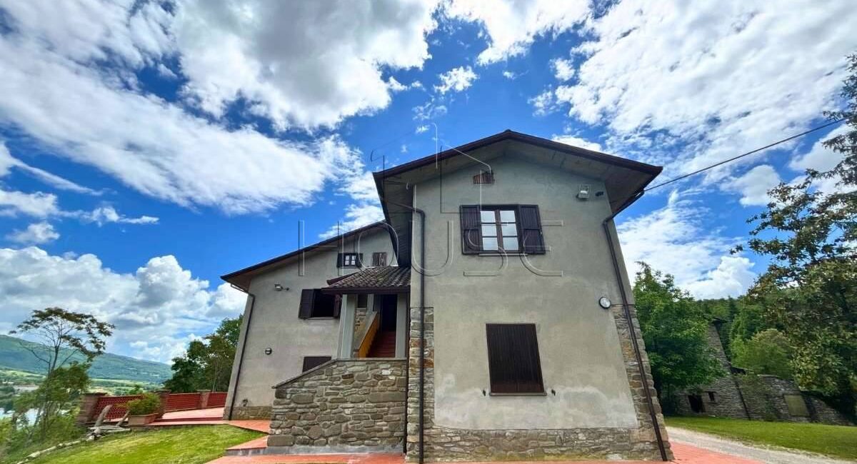 Suggestiva villa sul lago con ampio terreno