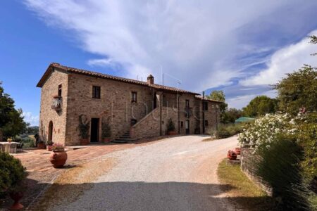 Casale e Villino con terreno e uliveto in posizione panoramica