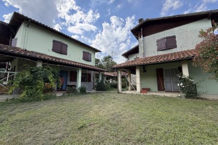 Complesso immobiliare di due abitazioni e terreno