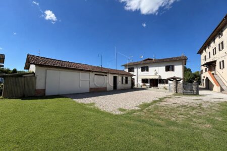 Casa singola con terreno e garage