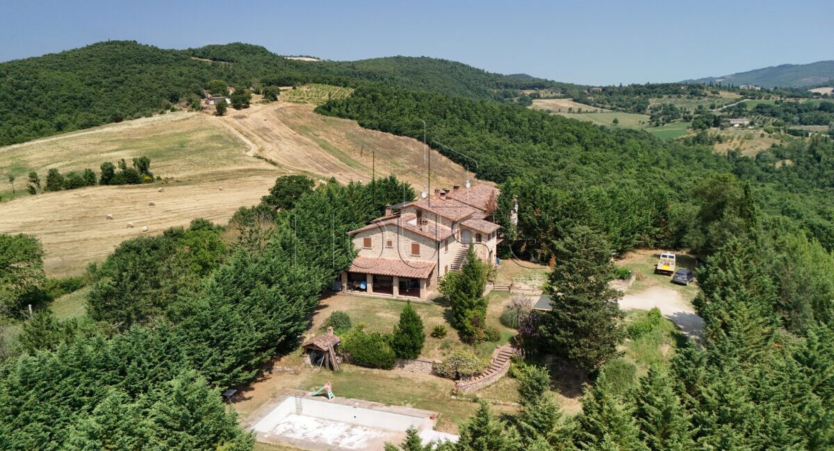 Casolare rustico ristrutturato con piscina e vista panoramica