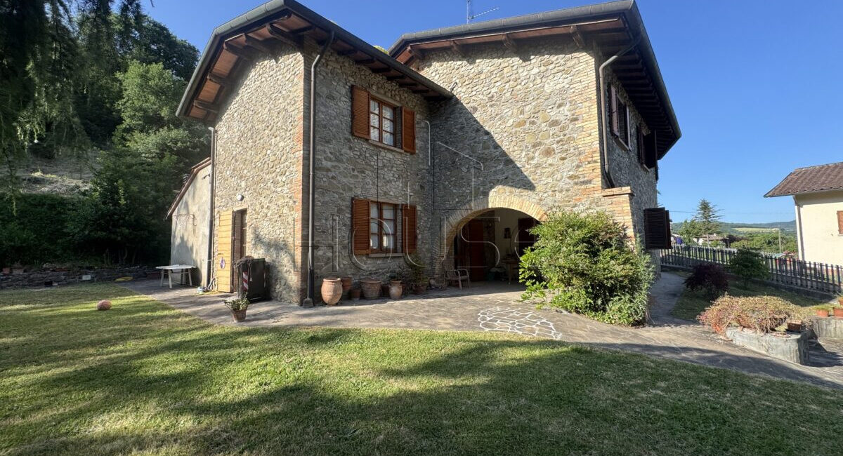 Casolare ristrutturato con giardino privato