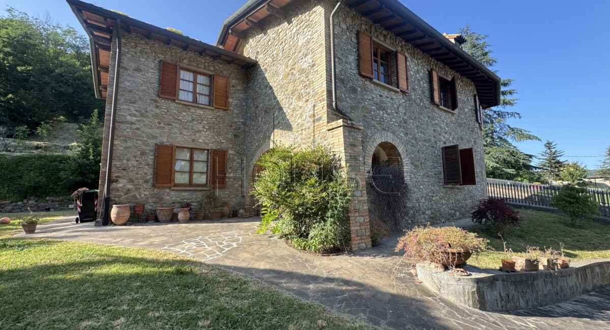 Casolare ristrutturato con giardino privato