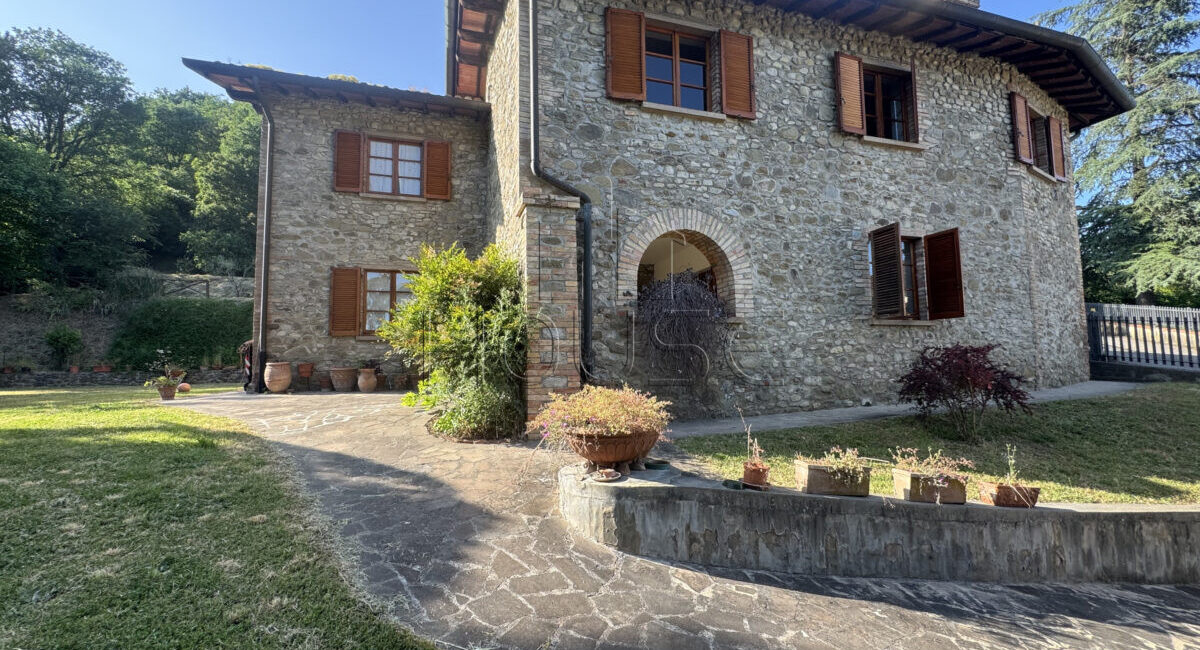 Casolare ristrutturato con giardino privato