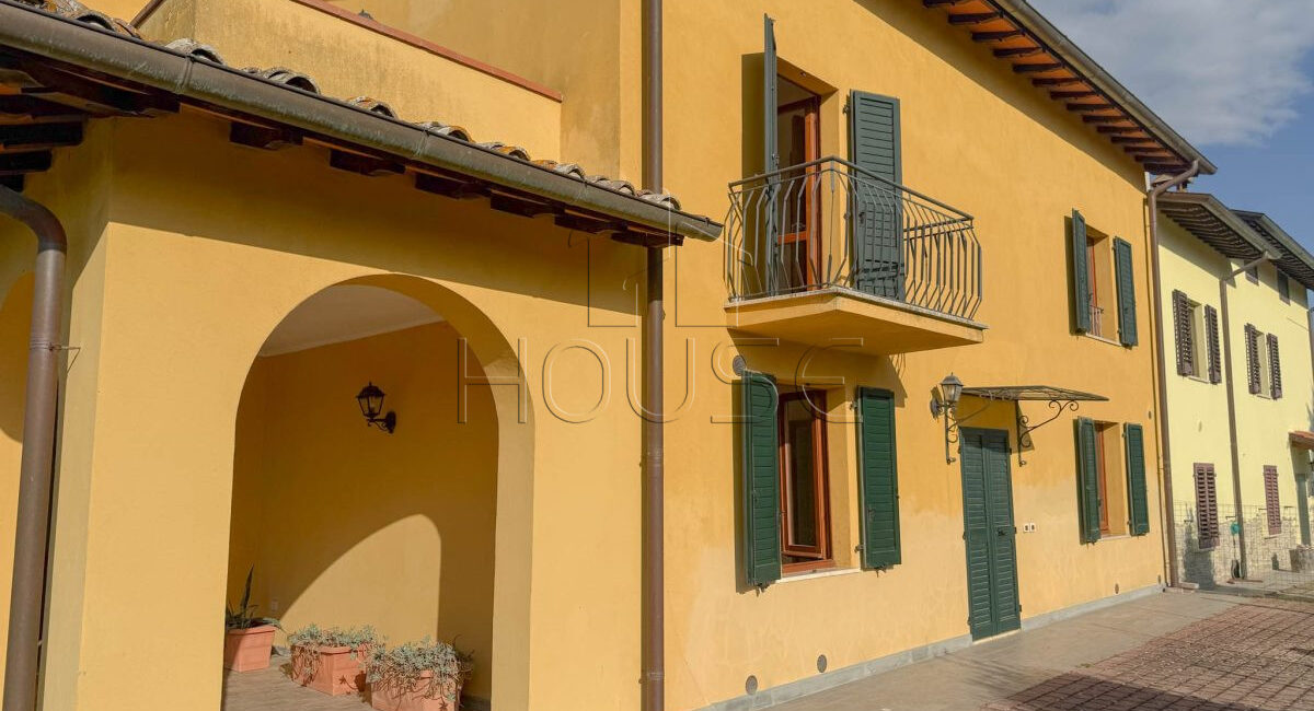 Porzione di bifamiliare ristrutturata con giardino