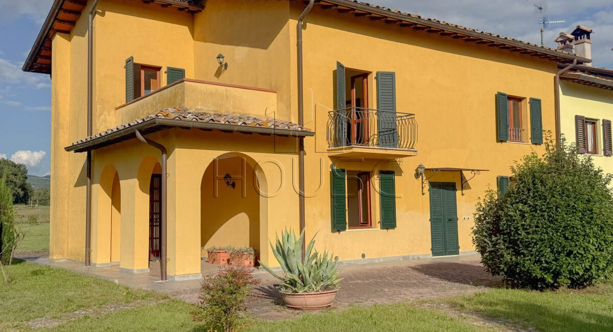 Porzione di bifamiliare ristrutturata con giardino