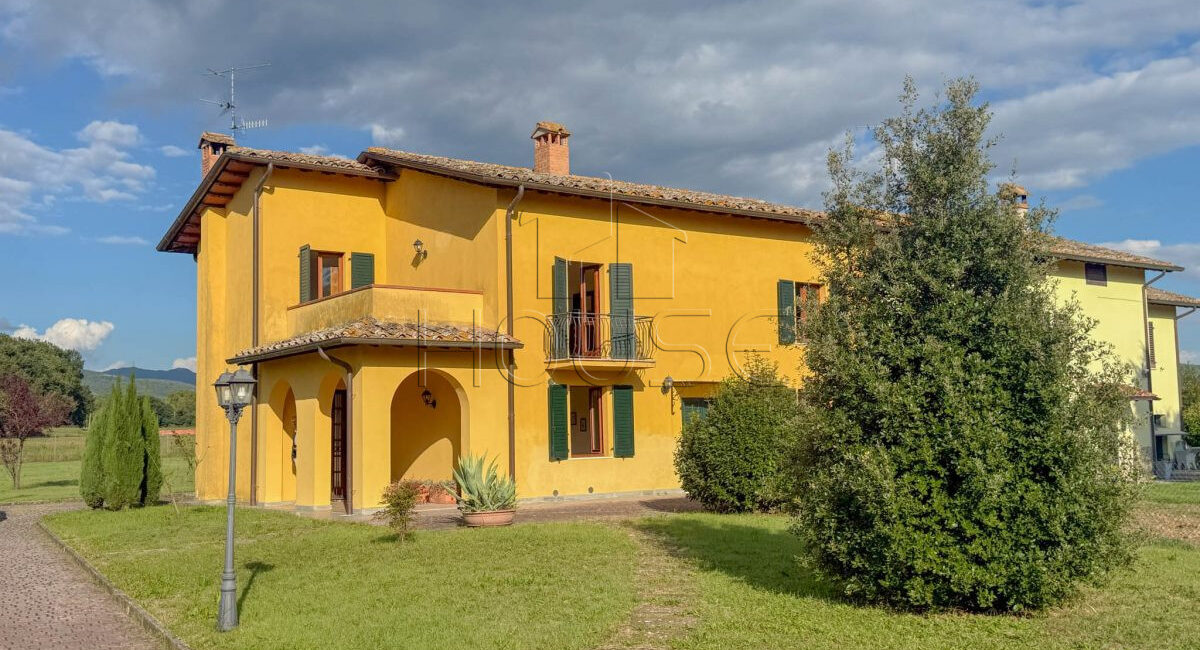Porzione di bifamiliare ristrutturata con giardino