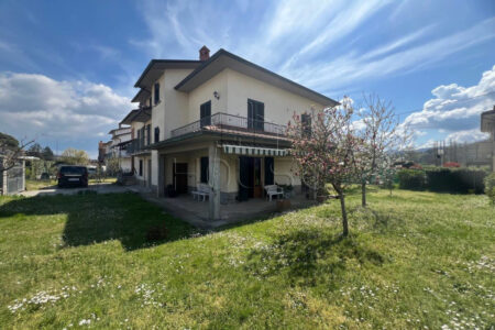 Casa singola con giardino