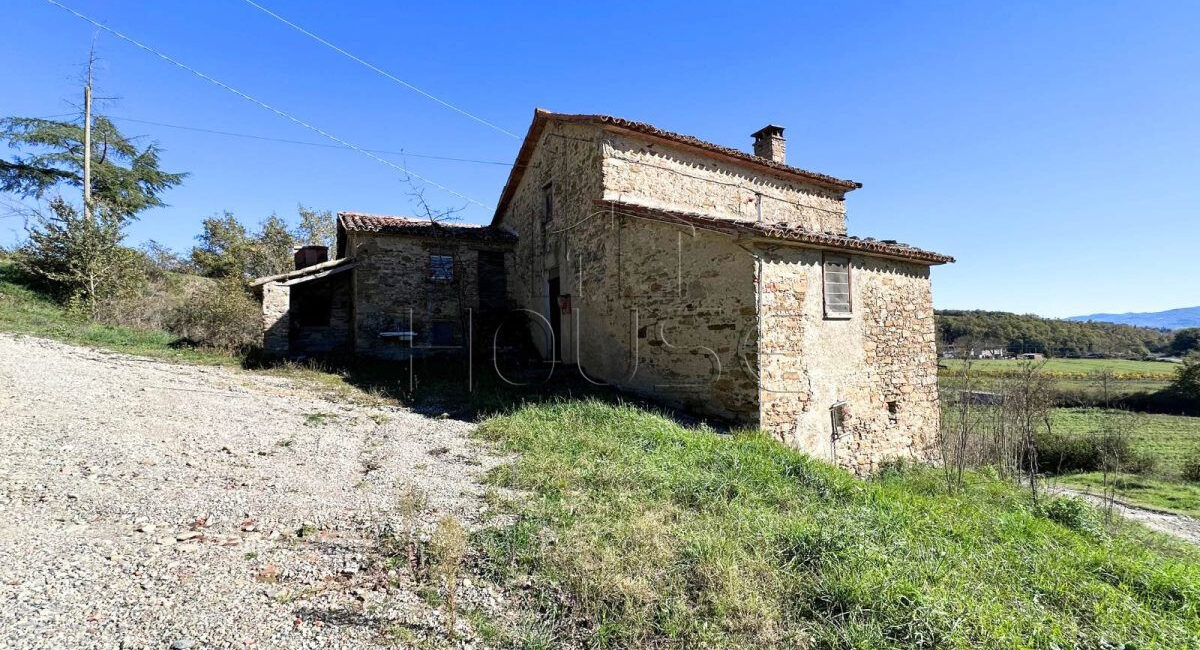 Casolare da ristrutturare con giardino privato