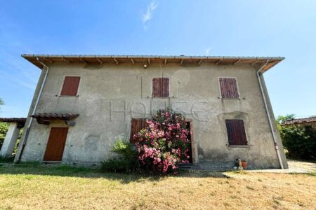 Porzione di casolare con 20 ettari di terreno