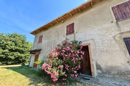 Porzione di casolare con 20 ettari di terreno
