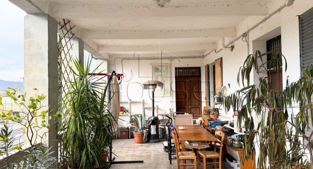 Appartamento con terrazza e ingresso indipendente