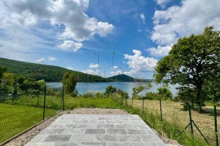 Porzione di casolare con annesso ristrutturato e giardino