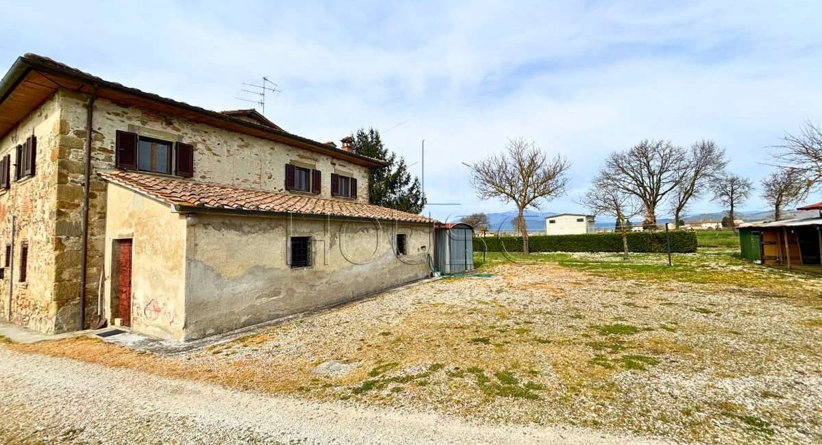 Porzione di casale con ampio terreno