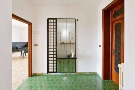 Appartamento con balconi e garage