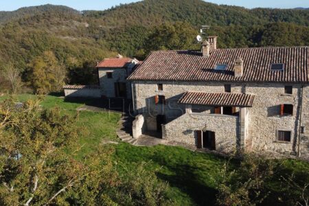 Casale panoramico con piscina completamente ristrutturato