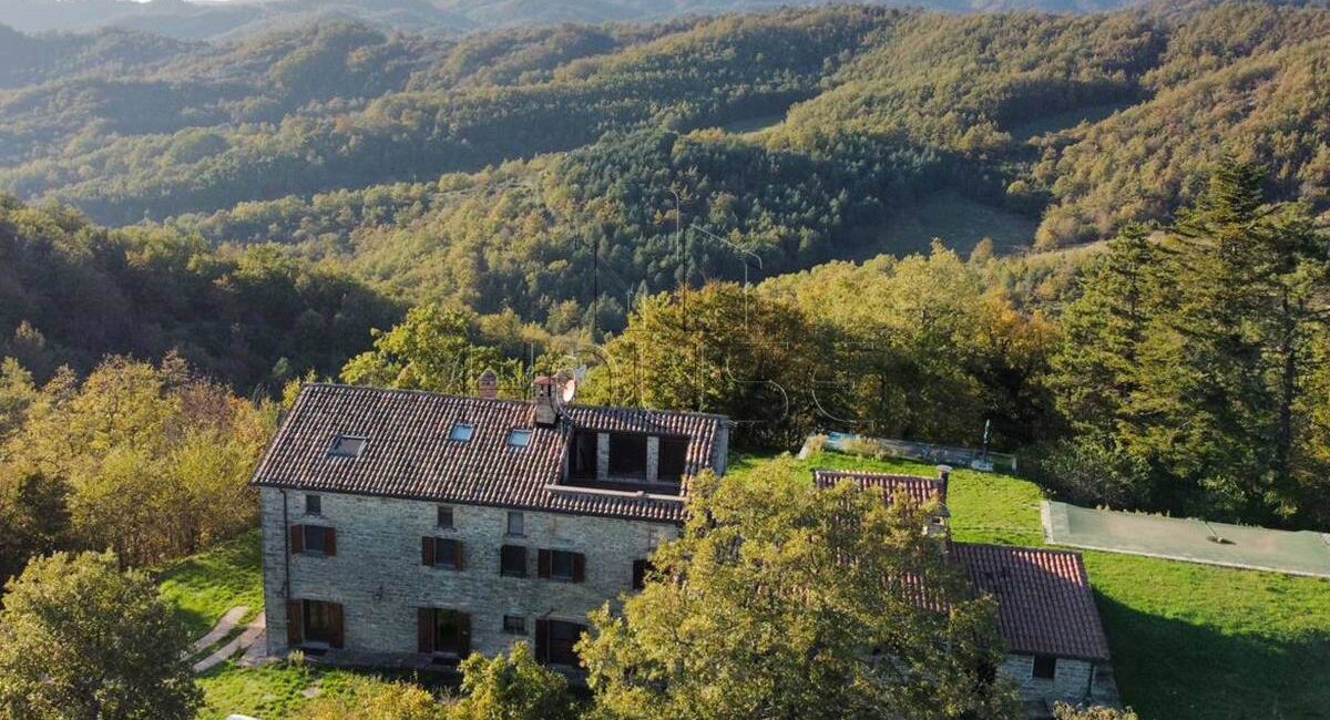 Casale panoramico con piscina completamente ristrutturato