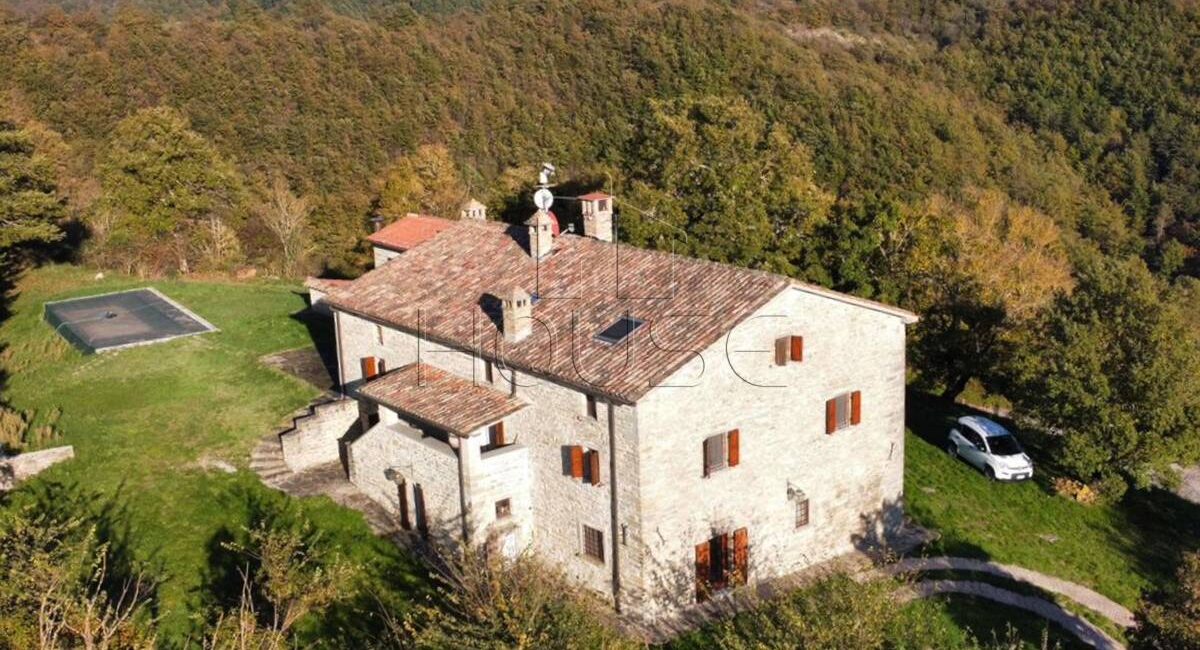 Casale panoramico con piscina completamente ristrutturato
