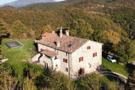 Casale panoramico con piscina completamente ristrutturato