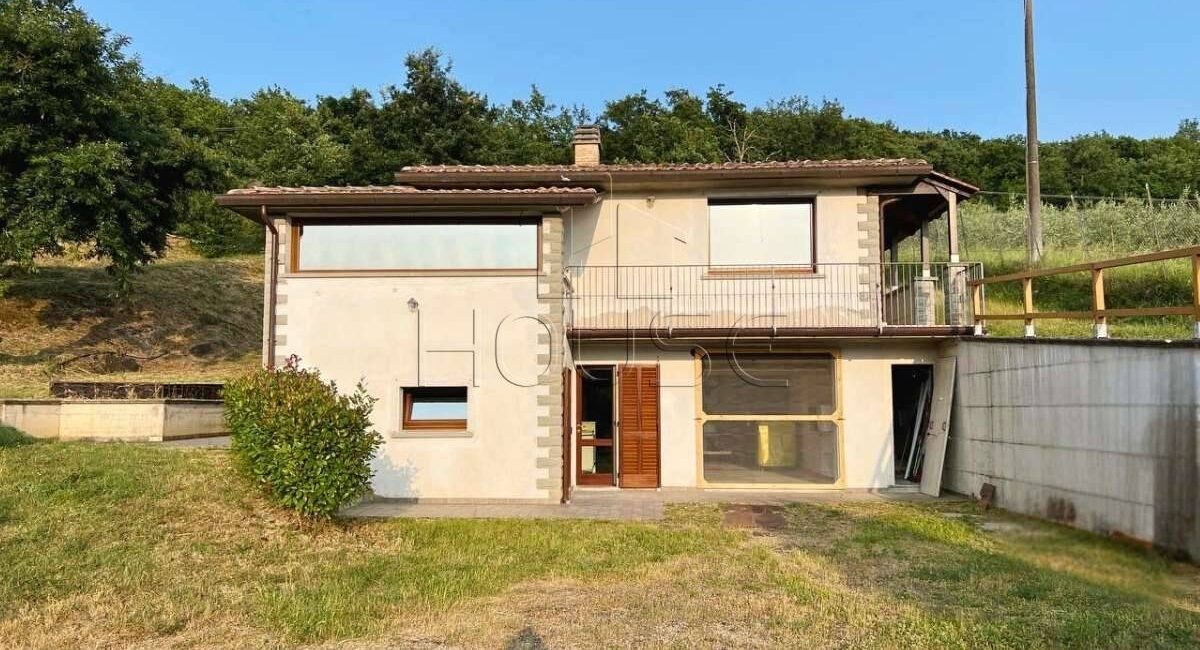 Casa singola panoramica con giardino e garage doppio