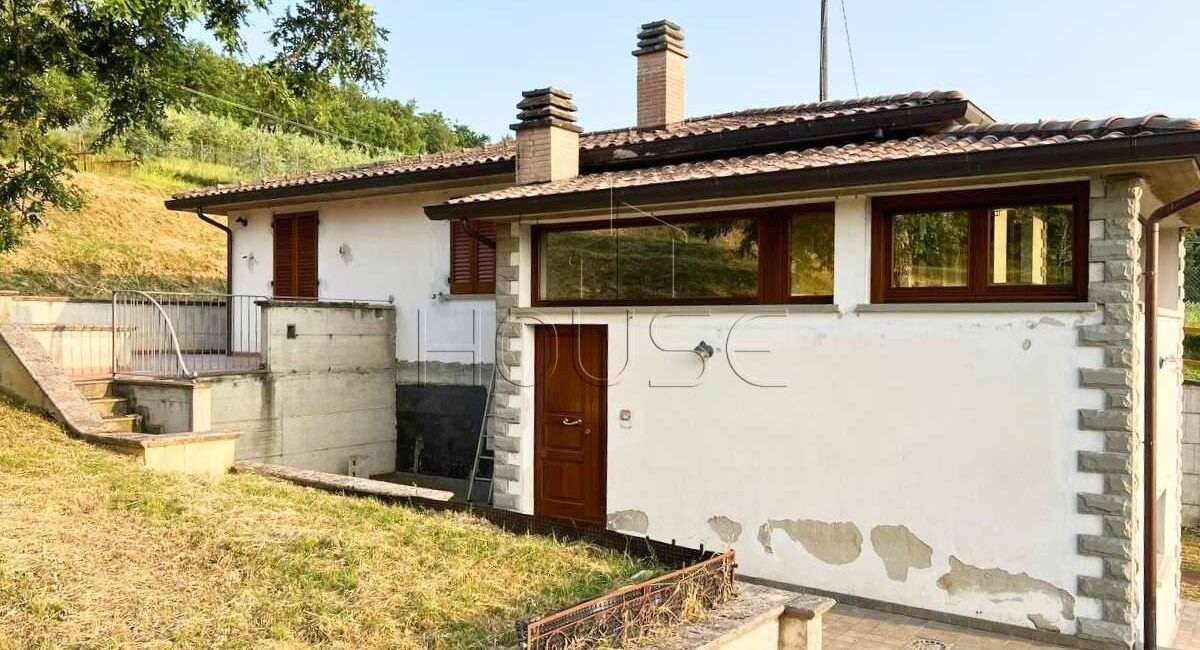 Casa singola panoramica con giardino e garage doppio