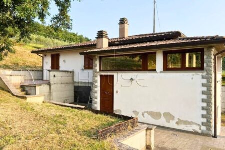 Casa singola panoramica con giardino e garage doppio