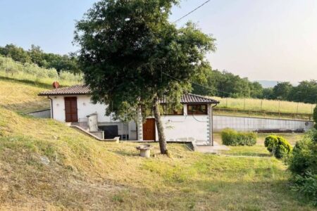 Casa singola panoramica con giardino e garage doppio