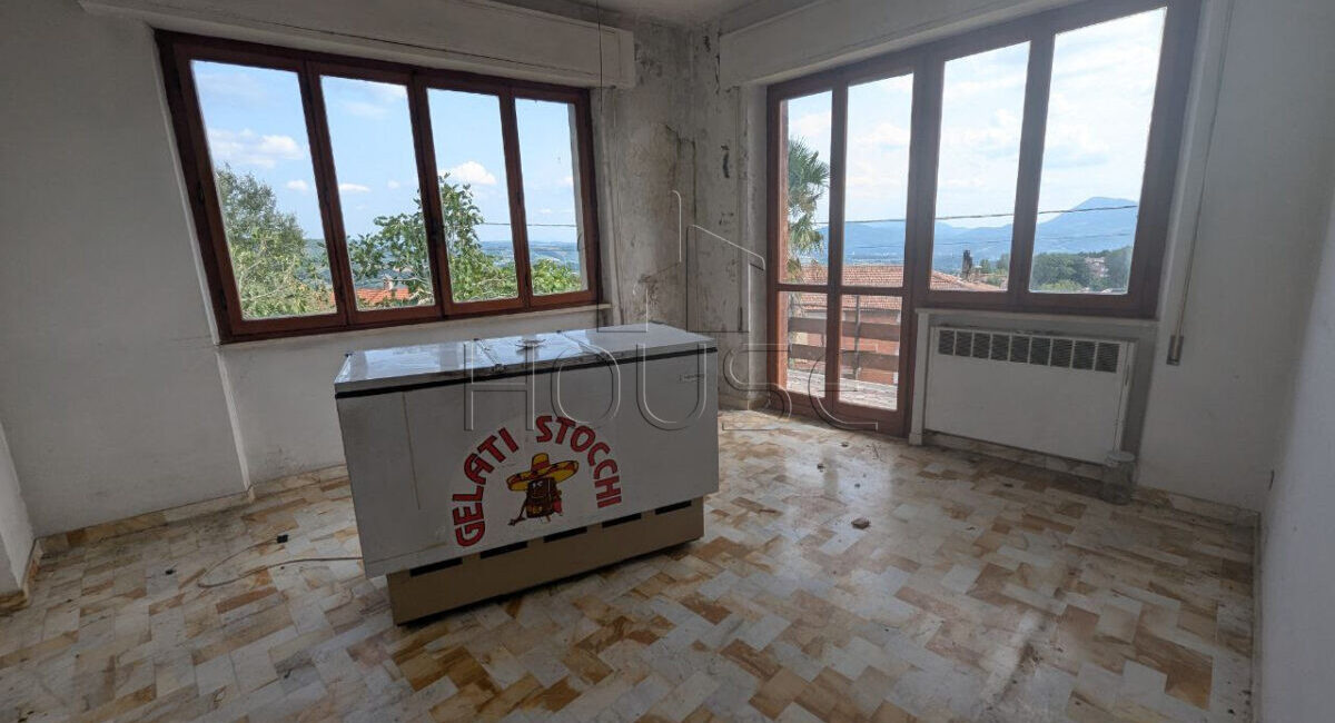 Villa di ampia metratura a pochi passi dal centro di Montone