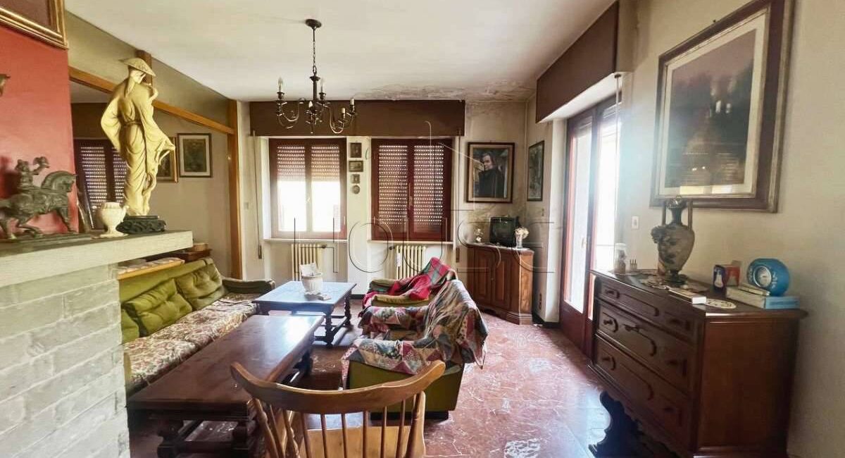 Cielo-terra di ampie dimensioni con terrazzo panoramico