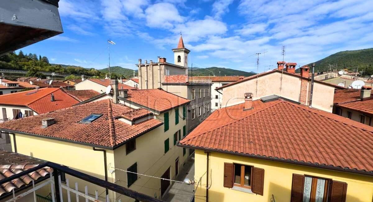 Cielo-terra di ampie dimensioni con terrazzo panoramico