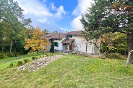 Villa singola con 9.000 mq di terreno e mansarda abitabile
