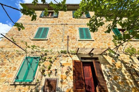 Porzione di casa colonica con giardino privato