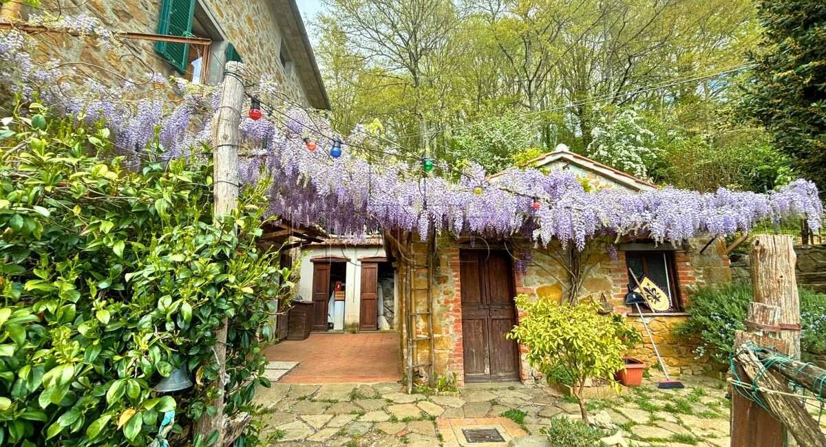 Porzione di casa colonica con giardino privato