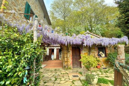Porzione di casa colonica con giardino privato