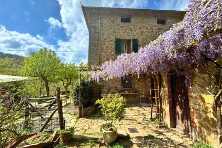 Porzione di casa colonica con giardino privato